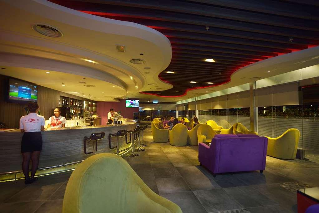 فندق ليكسز سويتس بينانغ بيان ليباس المظهر الخارجي الصورة The interior of the lounge