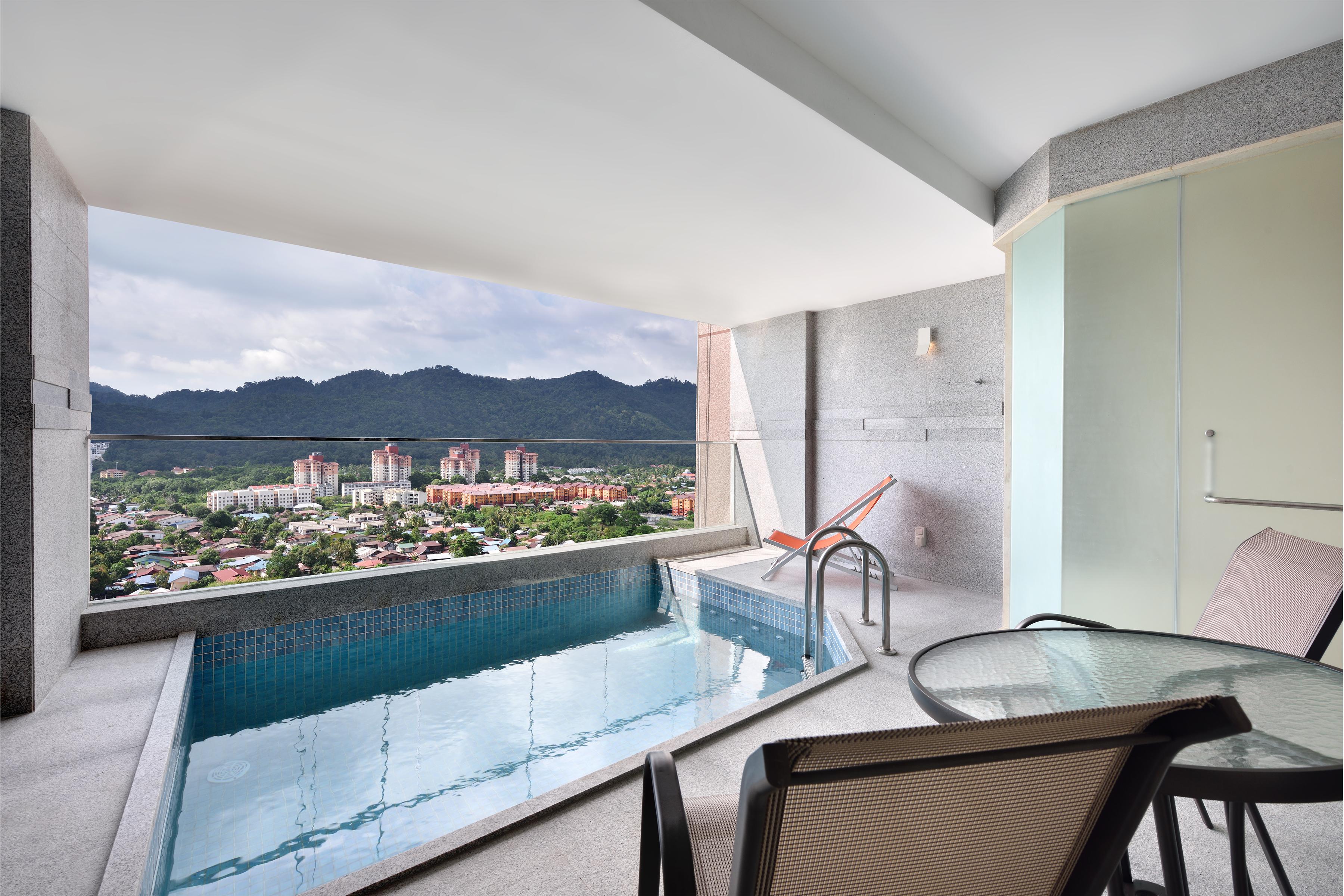 فندق ليكسز سويتس بينانغ بيان ليباس المظهر الخارجي الصورة A private pool at a hotel