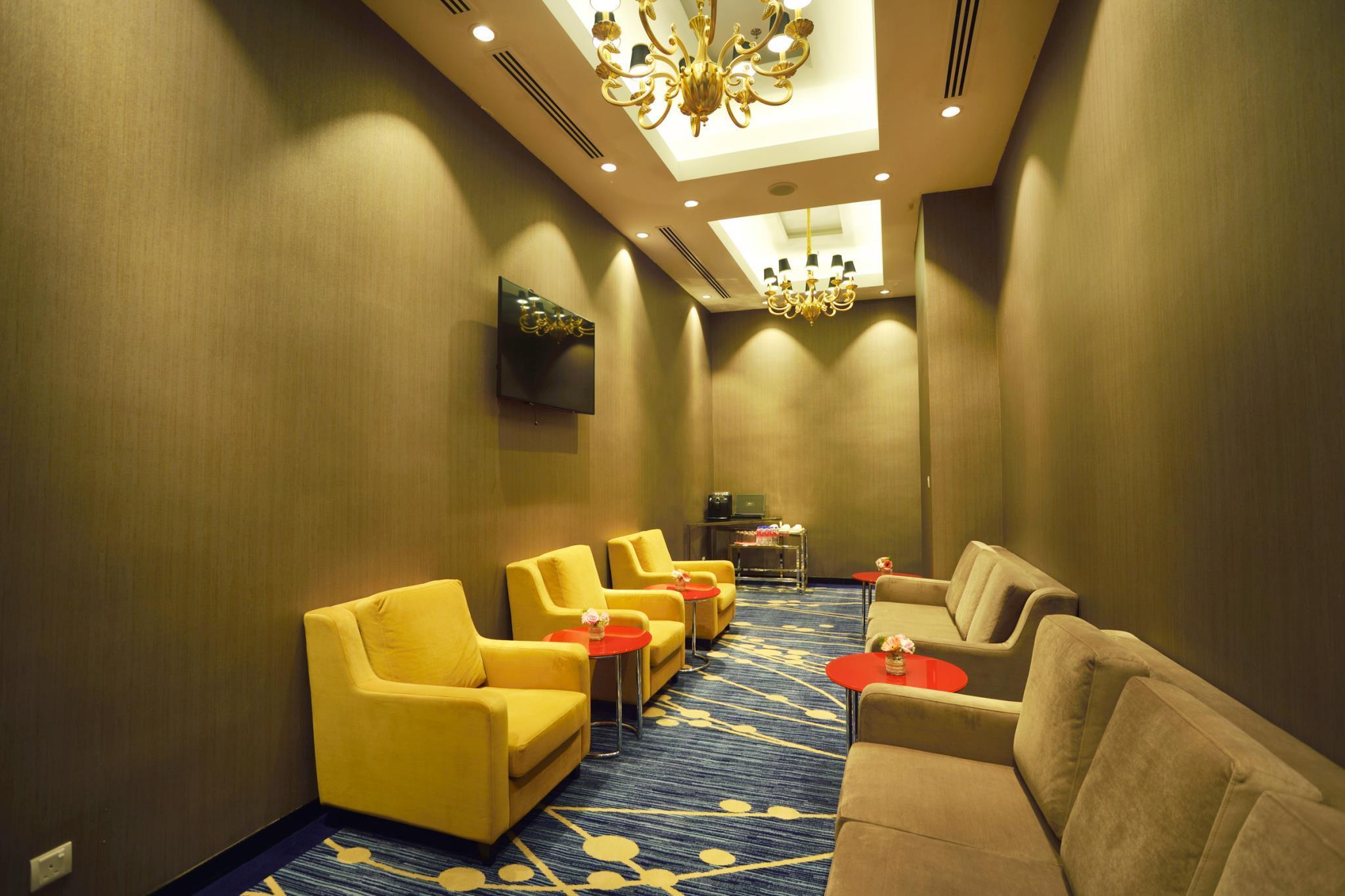 فندق ليكسز سويتس بينانغ بيان ليباس المظهر الخارجي الصورة The lounge at the airport