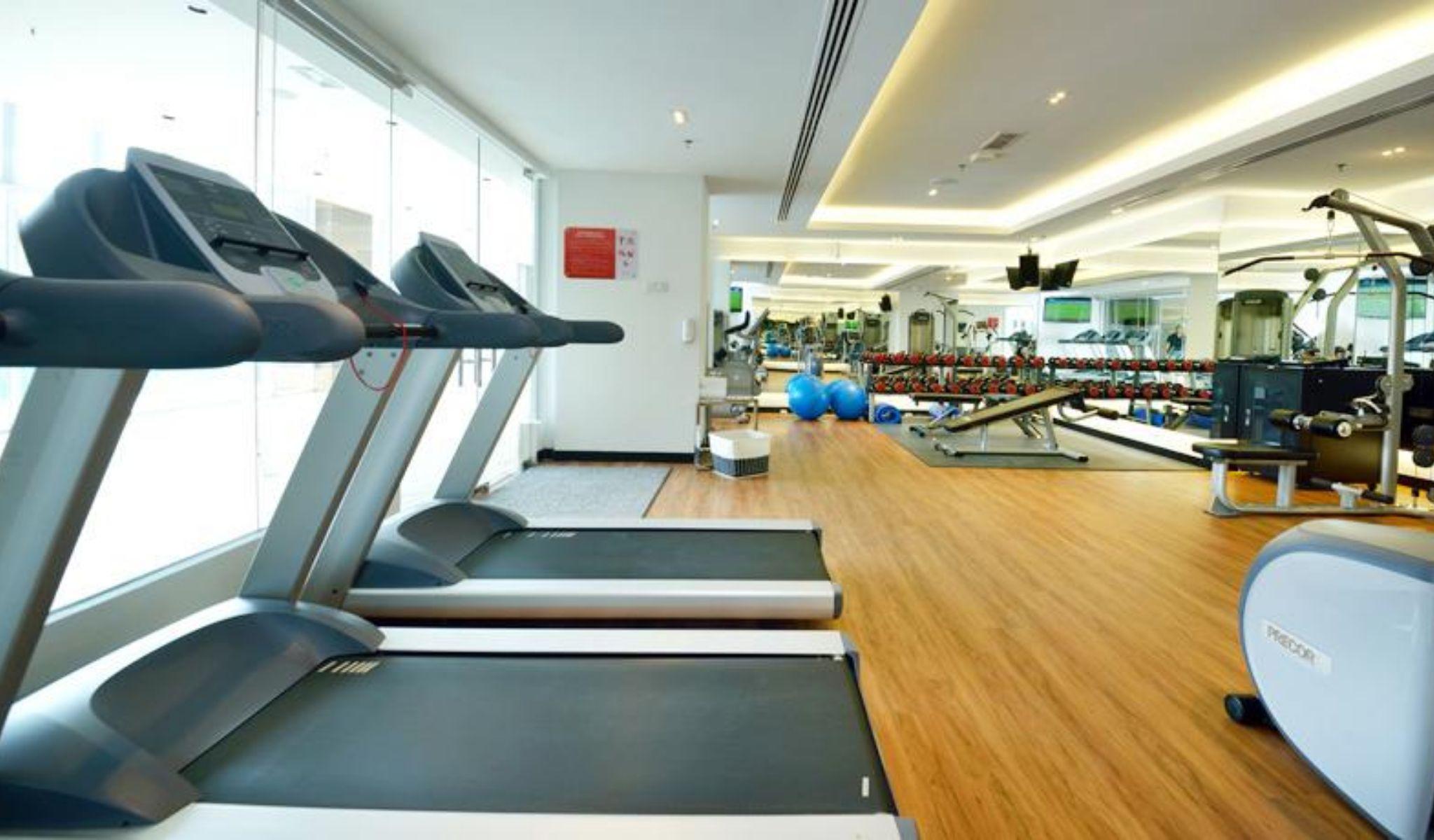 فندق ليكسز سويتس بينانغ بيان ليباس المظهر الخارجي الصورة A gym in a hotel