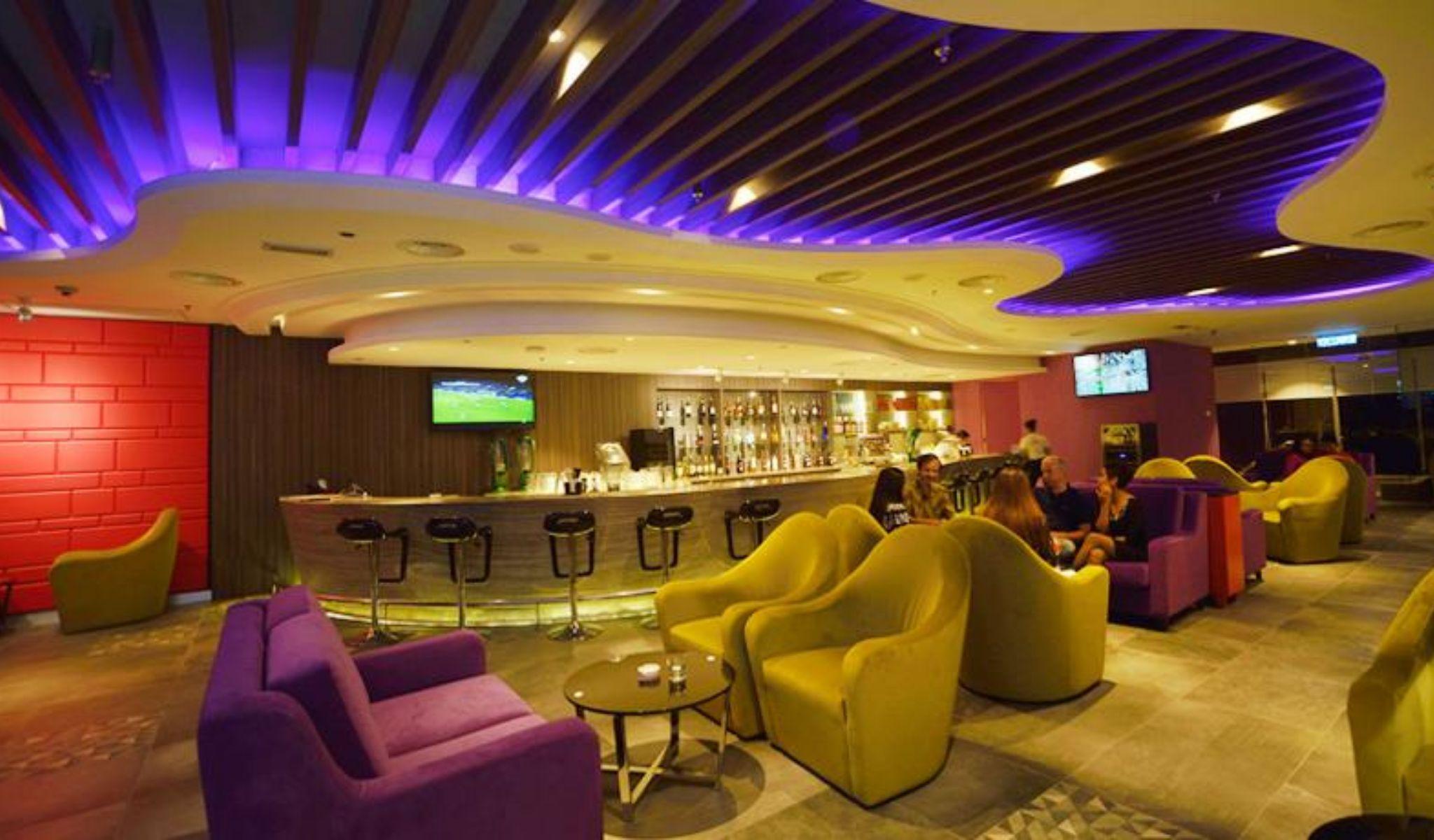 فندق ليكسز سويتس بينانغ بيان ليباس المظهر الخارجي الصورة The lounge at the airport