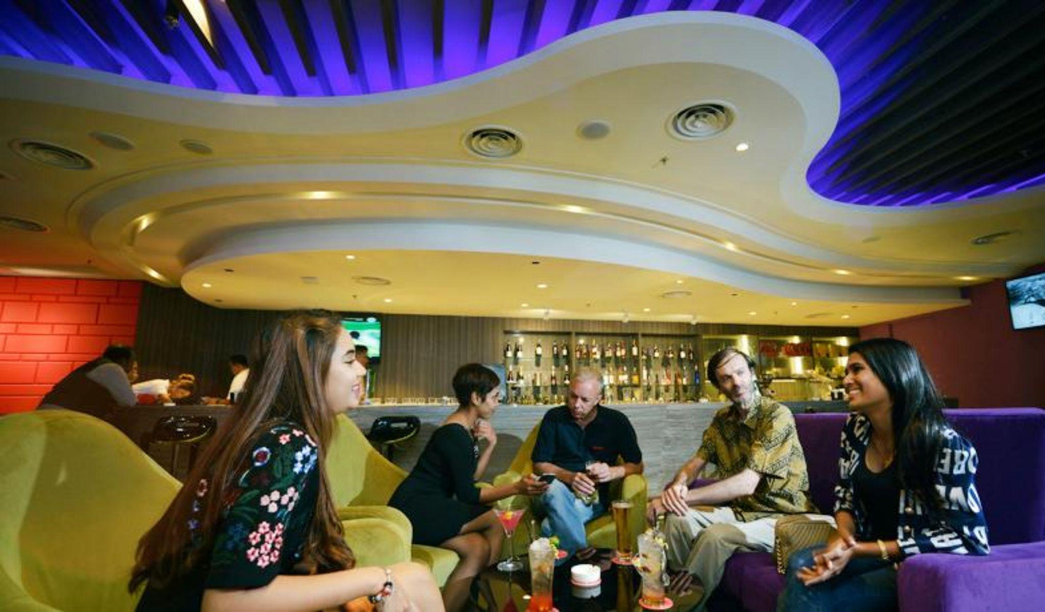 فندق ليكسز سويتس بينانغ بيان ليباس المظهر الخارجي الصورة The bar at the 101 bar