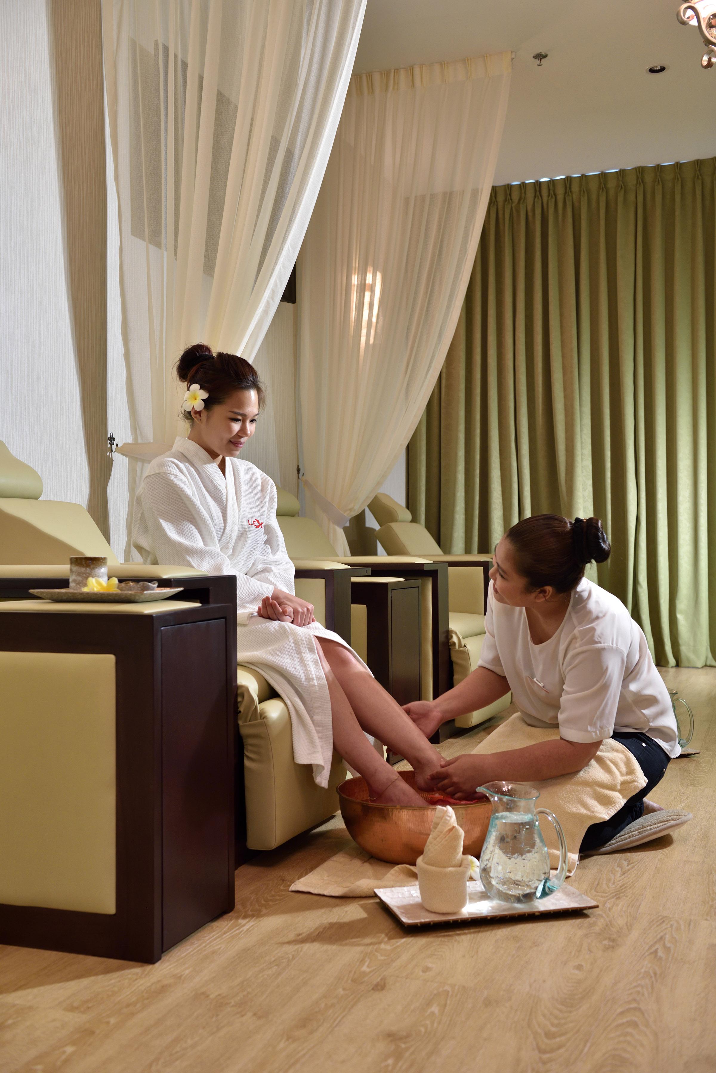 فندق ليكسز سويتس بينانغ بيان ليباس المظهر الخارجي الصورة A foot massage