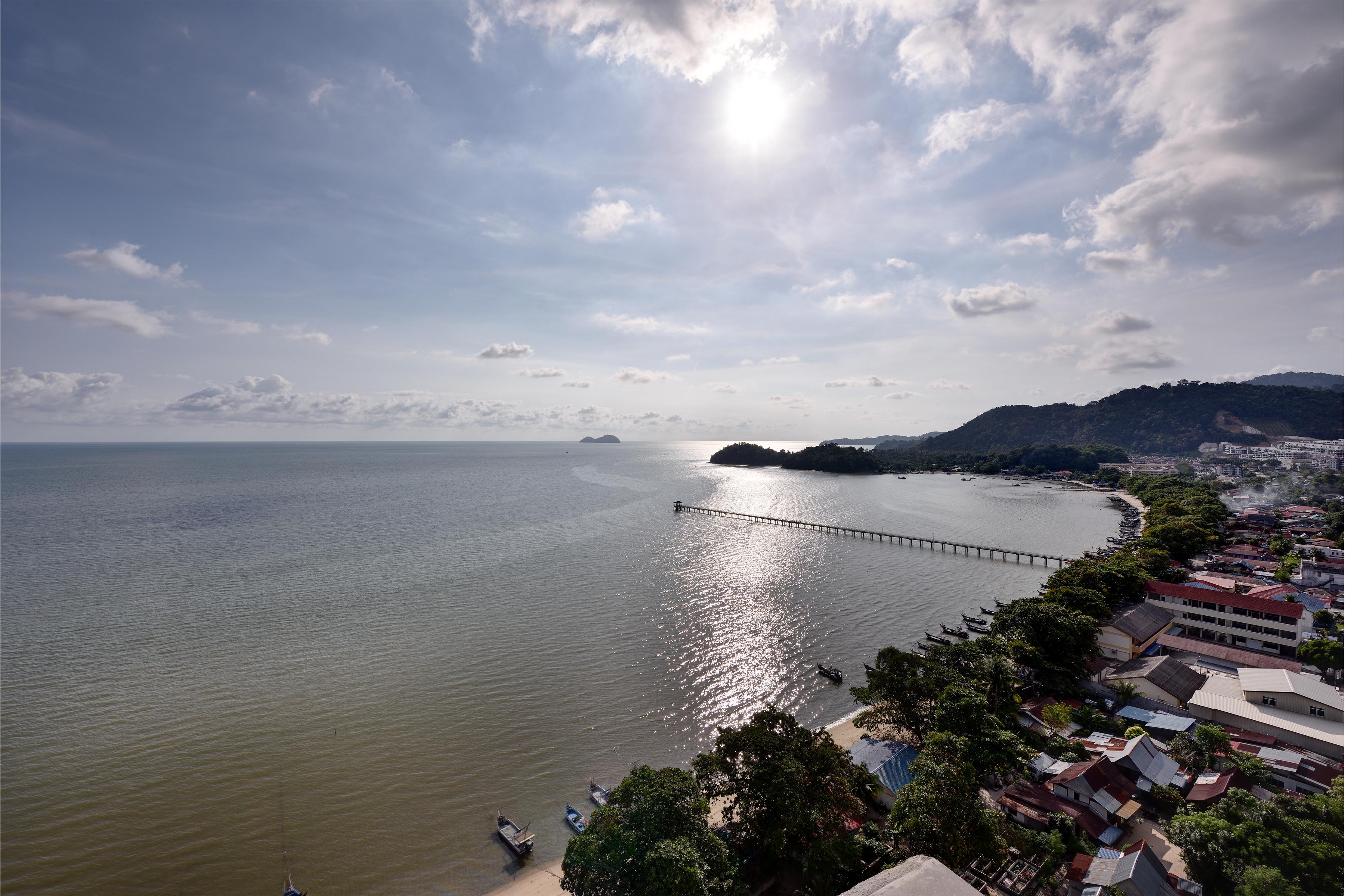 فندق ليكسز سويتس بينانغ بيان ليباس المظهر الخارجي الصورة View of the Gulf of Thailand from Pattaya