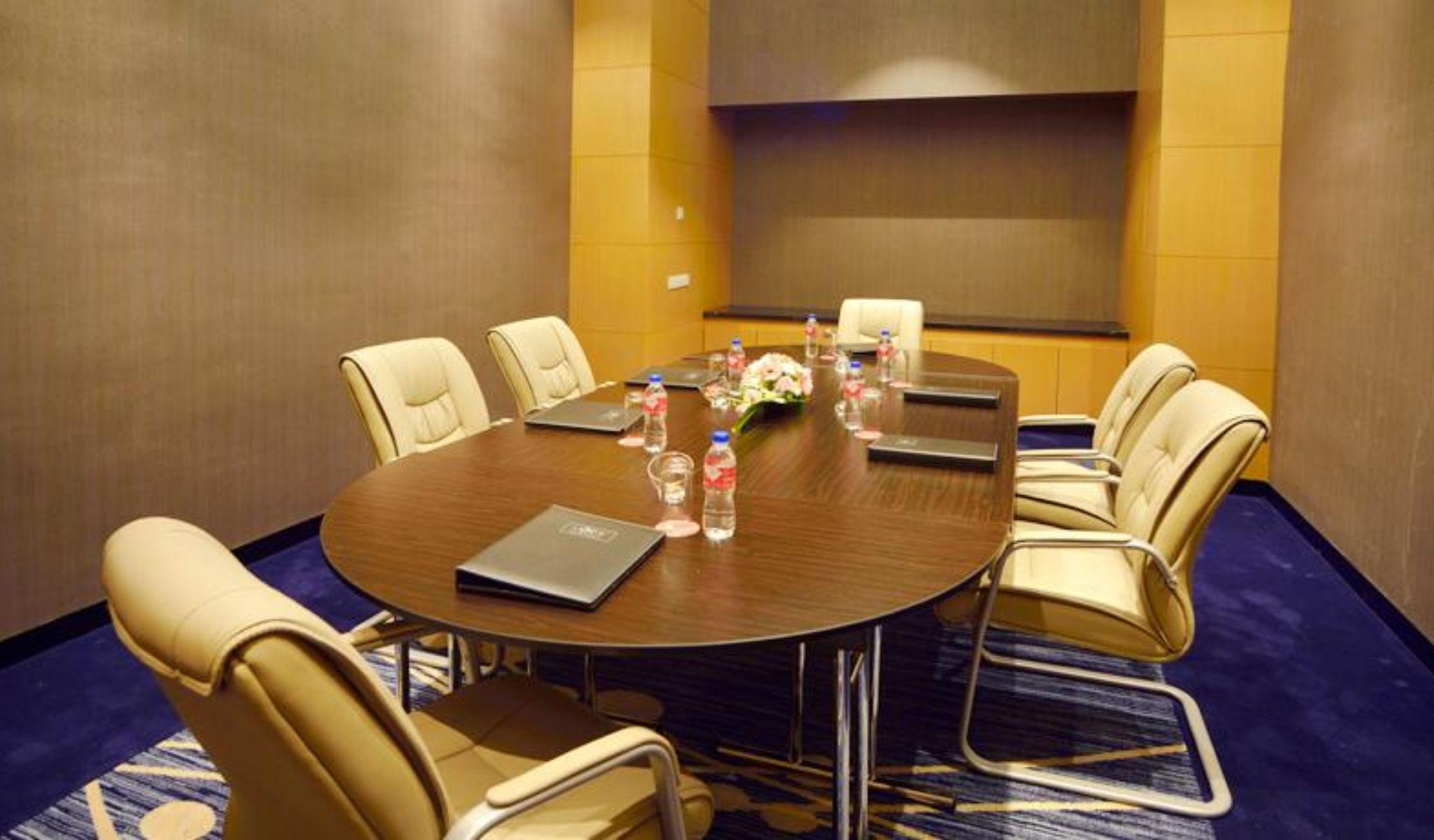 فندق ليكسز سويتس بينانغ بيان ليباس المظهر الخارجي الصورة A meeting room