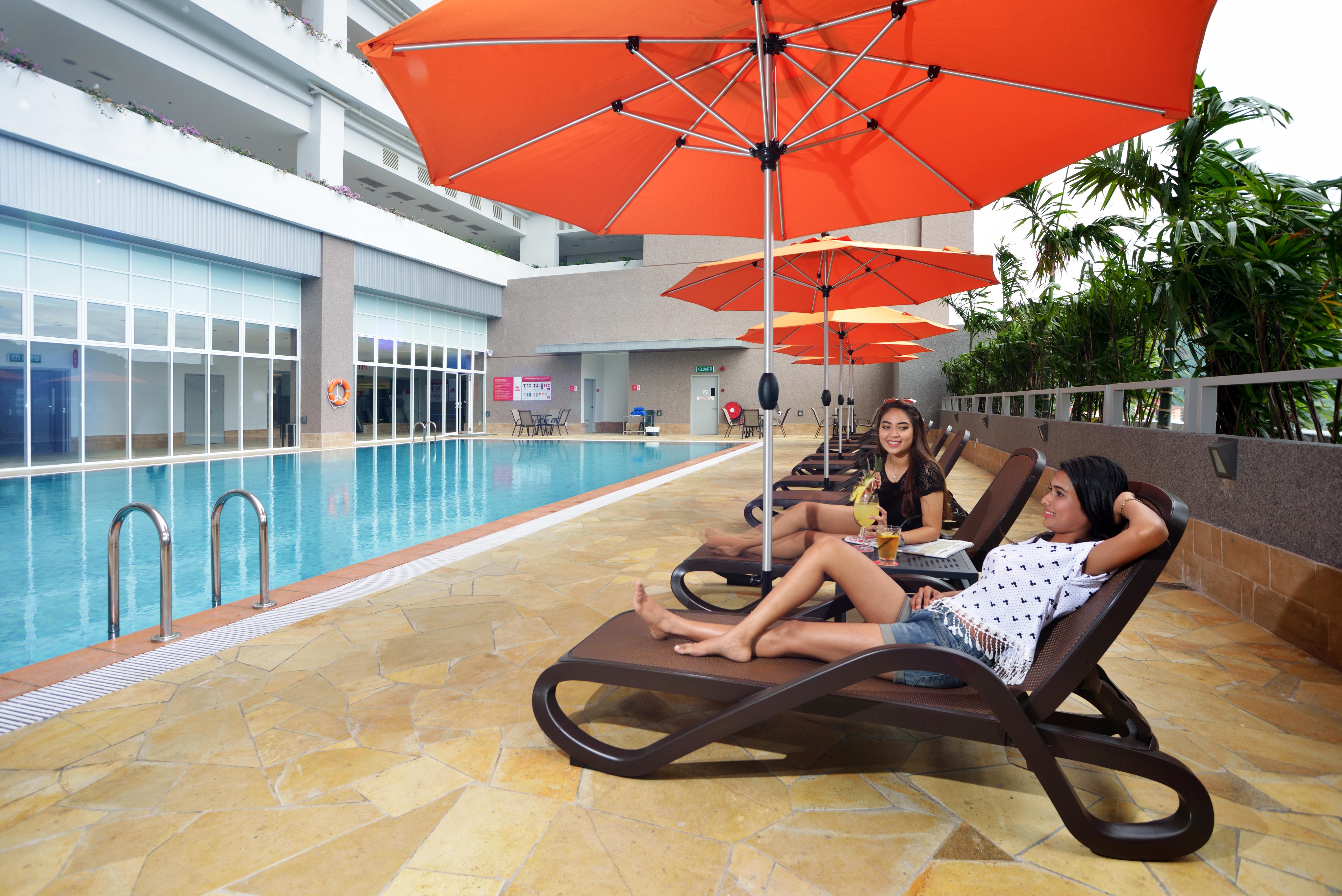 فندق ليكسز سويتس بينانغ بيان ليباس المظهر الخارجي الصورة Pool at the hotel