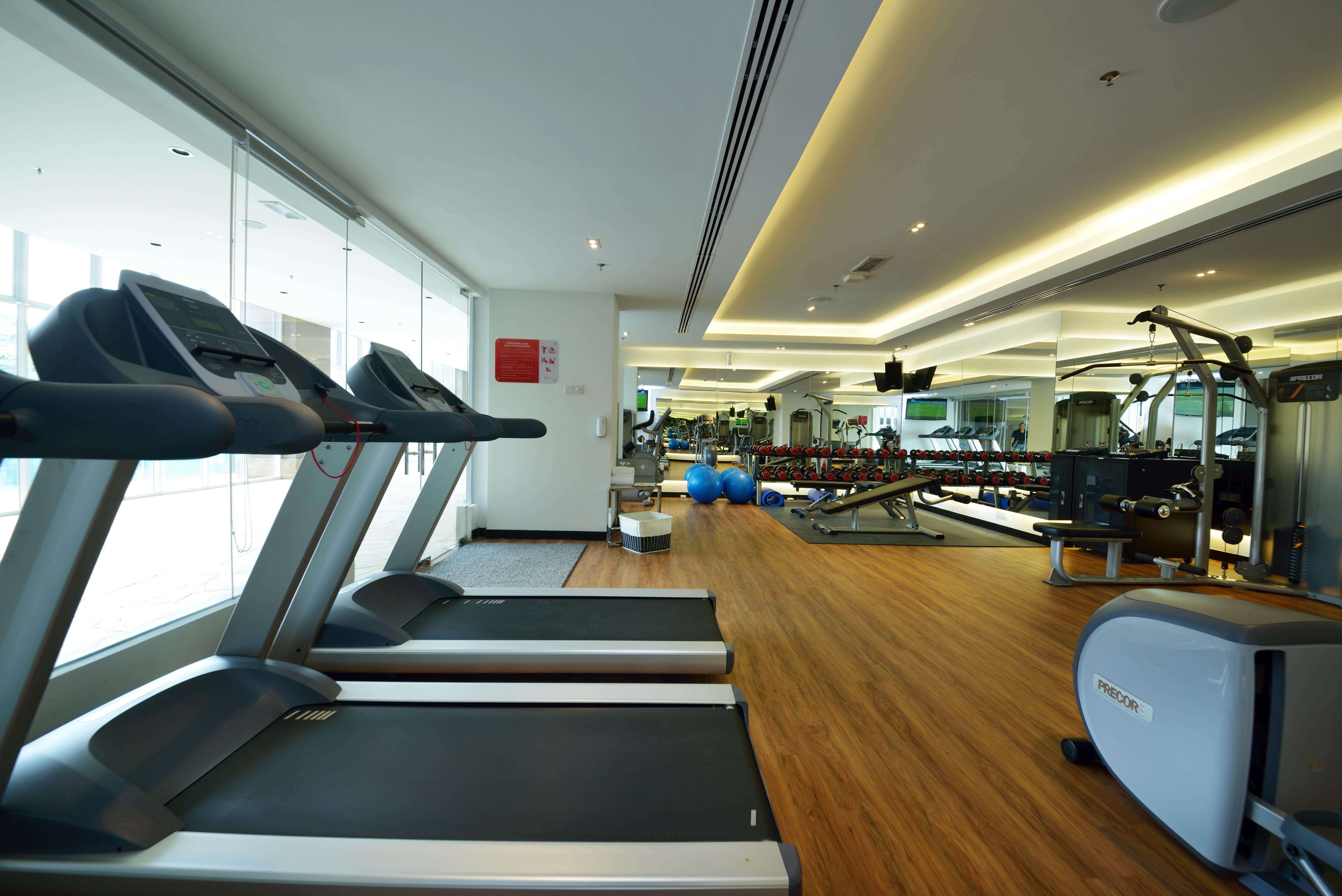 فندق ليكسز سويتس بينانغ بيان ليباس المظهر الخارجي الصورة A gym in a hotel
