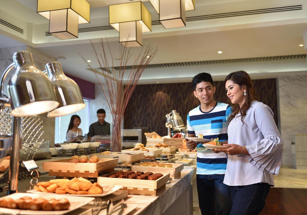 فندق ليكسز سويتس بينانغ بيان ليباس المظهر الخارجي الصورة A buffet at a hotel