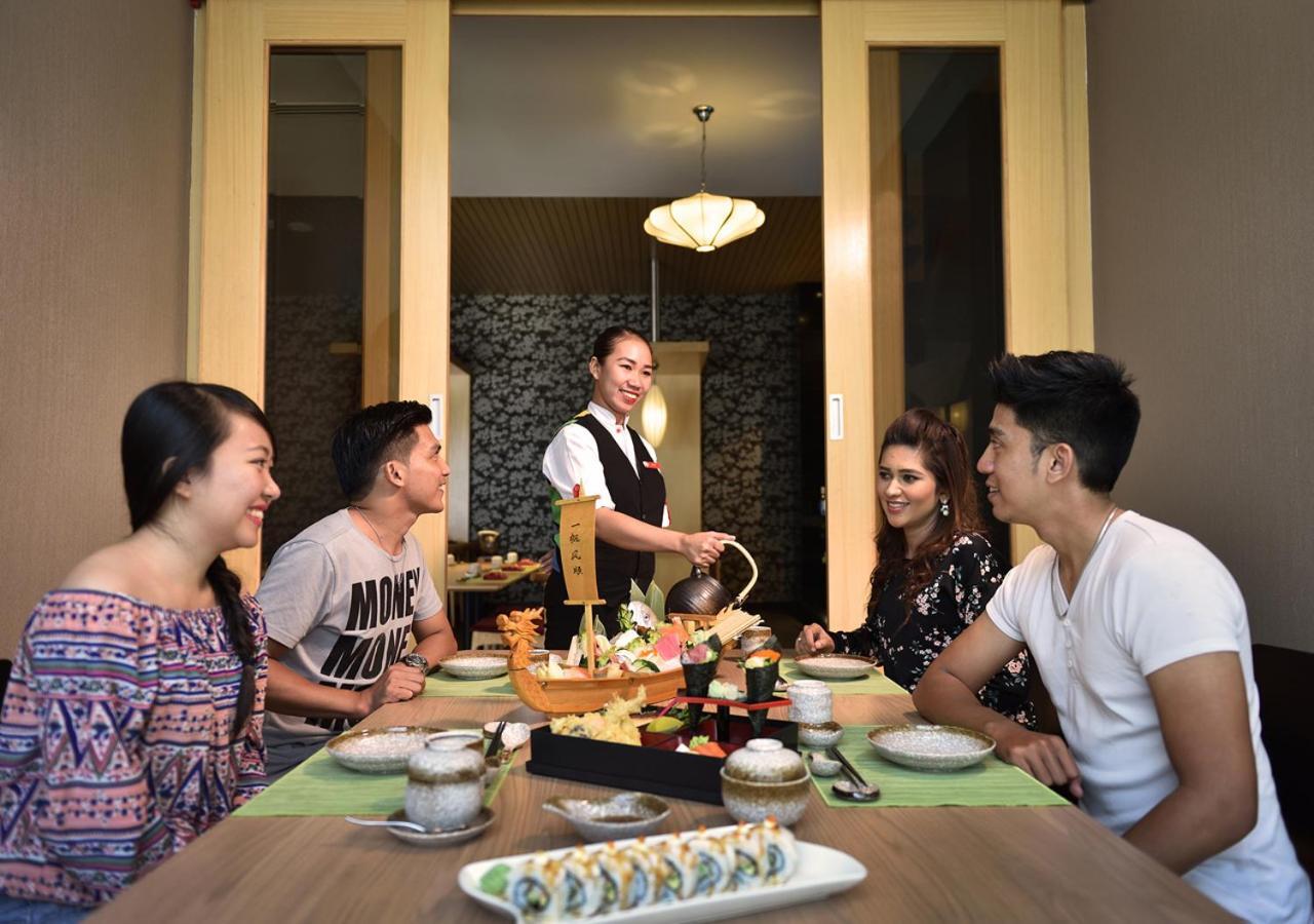 فندق ليكسز سويتس بينانغ بيان ليباس المظهر الخارجي الصورة A restaurant in Vietnam