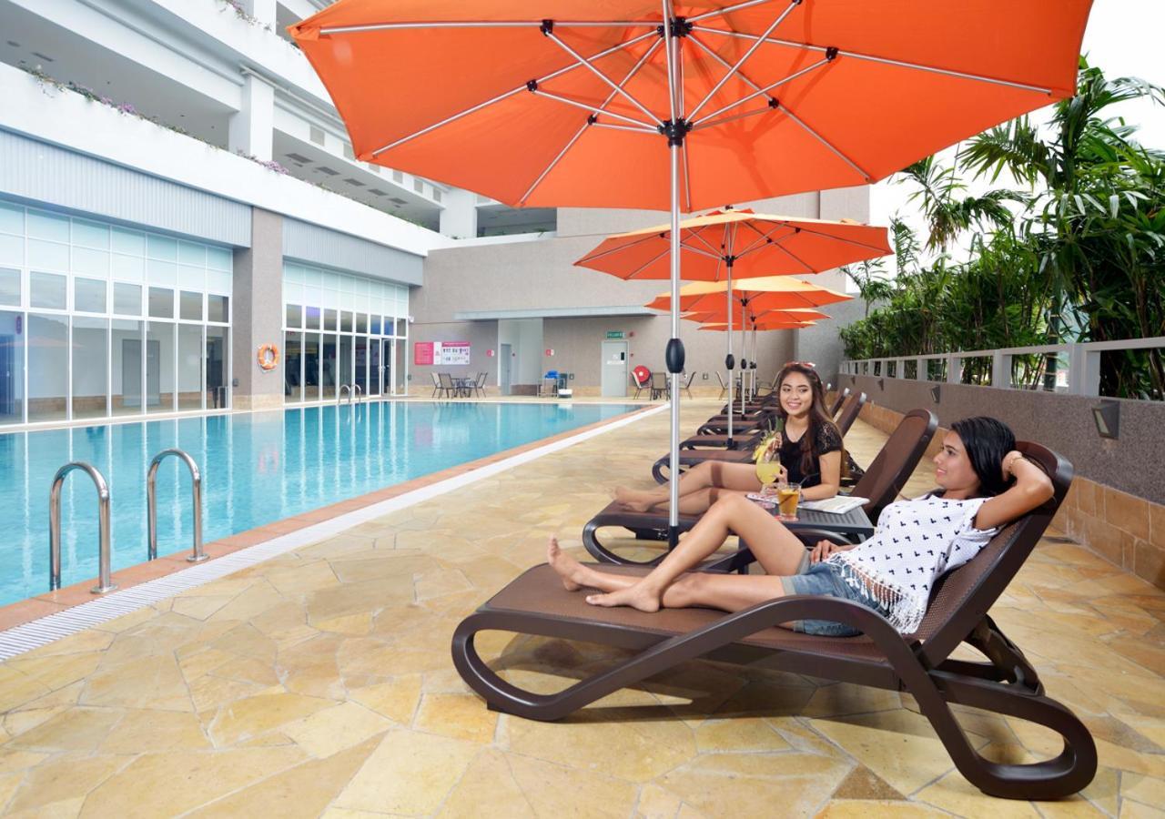 فندق ليكسز سويتس بينانغ بيان ليباس المظهر الخارجي الصورة Poolside at the hotel