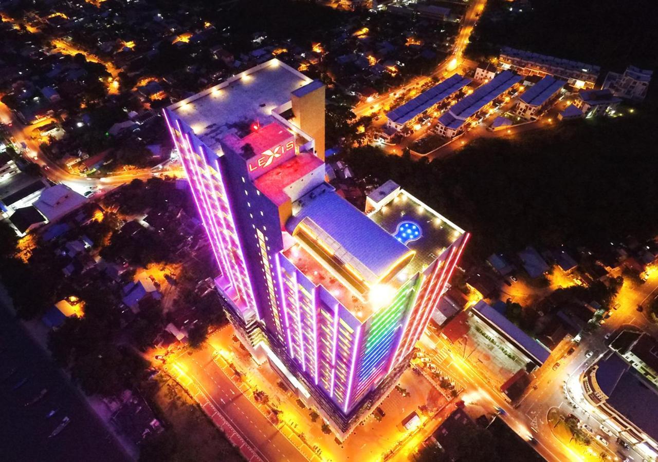 فندق ليكسز سويتس بينانغ بيان ليباس المظهر الخارجي الصورة Aerial view of the hotel at night